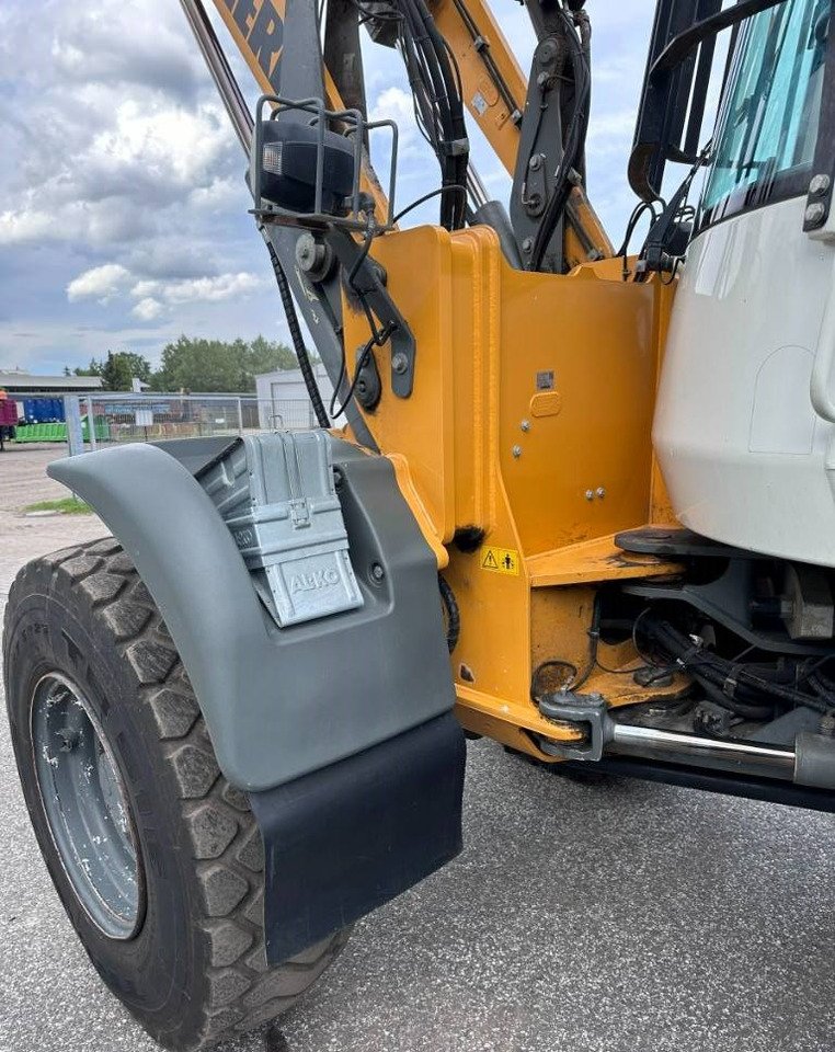 Gumikerekes homlokrakodó Liebherr L 514 Stereo +30 Kmh Klima 3er Kreis Greifschaufel: 44 kép.