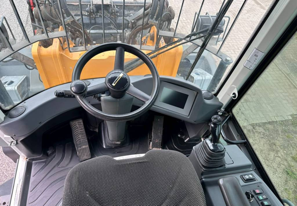Gumikerekes homlokrakodó Liebherr L 514 Stereo +30 Kmh Klima 3er Kreis Greifschaufel: 10 kép.
