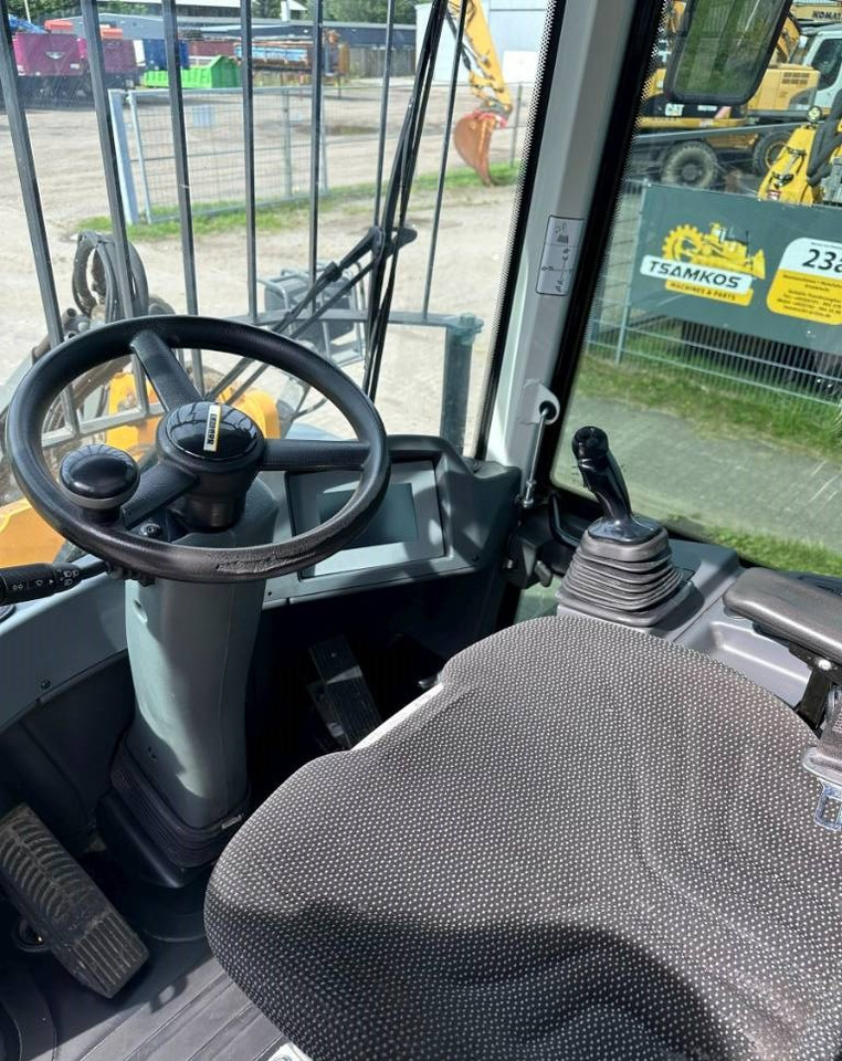 Gumikerekes homlokrakodó Liebherr L 514 Stereo +30 Kmh Klima 3er Kreis Greifschaufel: 13 kép.