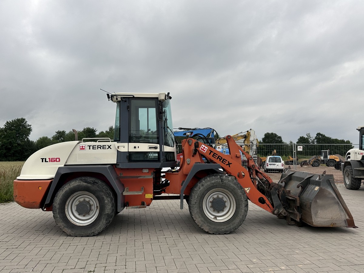 TEREX TL 160 Klima Schaufel + Palettengabel Top ! - Gumikerekes homlokrakodó: 2 kép. TEREX TL 160 Klima Schaufel + Palettengabel Top ! - Gumikerekes homlokrakodó: 2 kép.