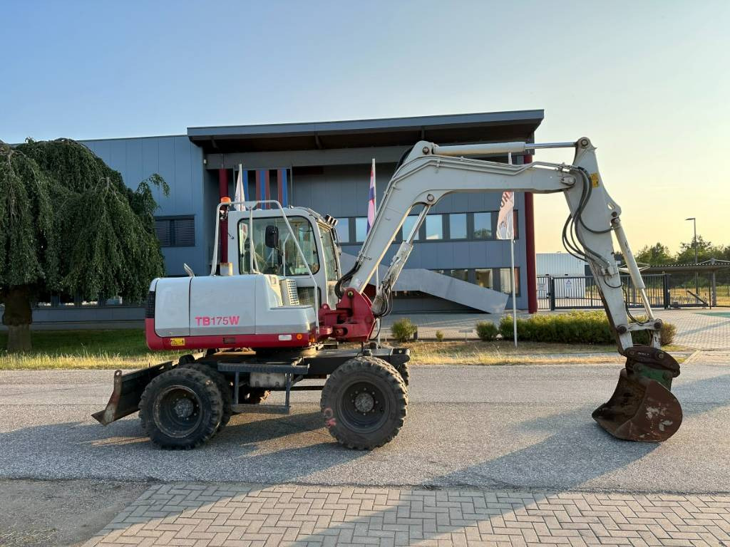 Takeuchi TB 175 W 8,7 ton. Klima Turbo 77 PS - Gumikerekes kotró: 2 kép. Takeuchi TB 175 W 8,7 ton. Klima Turbo 77 PS - Gumikerekes kotró: 2 kép.