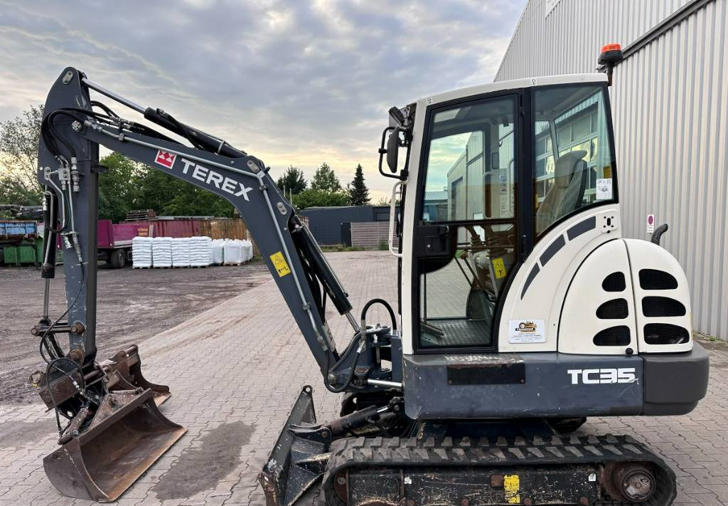 Terex TC 35 mit 3 Löffel - Minikotró: 1 kép. Terex TC 35 mit 3 Löffel - Minikotró: 1 kép.