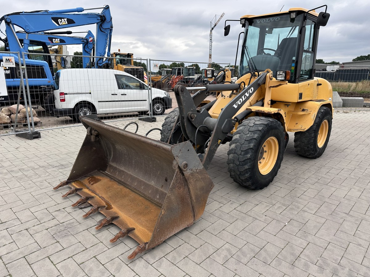 VOLVO L 30 B PRO 3er Kreis Klappschaufel+Palettengabel - Gumikerekes homlokrakodó: 3 kép. VOLVO L 30 B PRO 3er Kreis Klappschaufel+Palettengabel - Gumikerekes homlokrakodó: 3 kép.