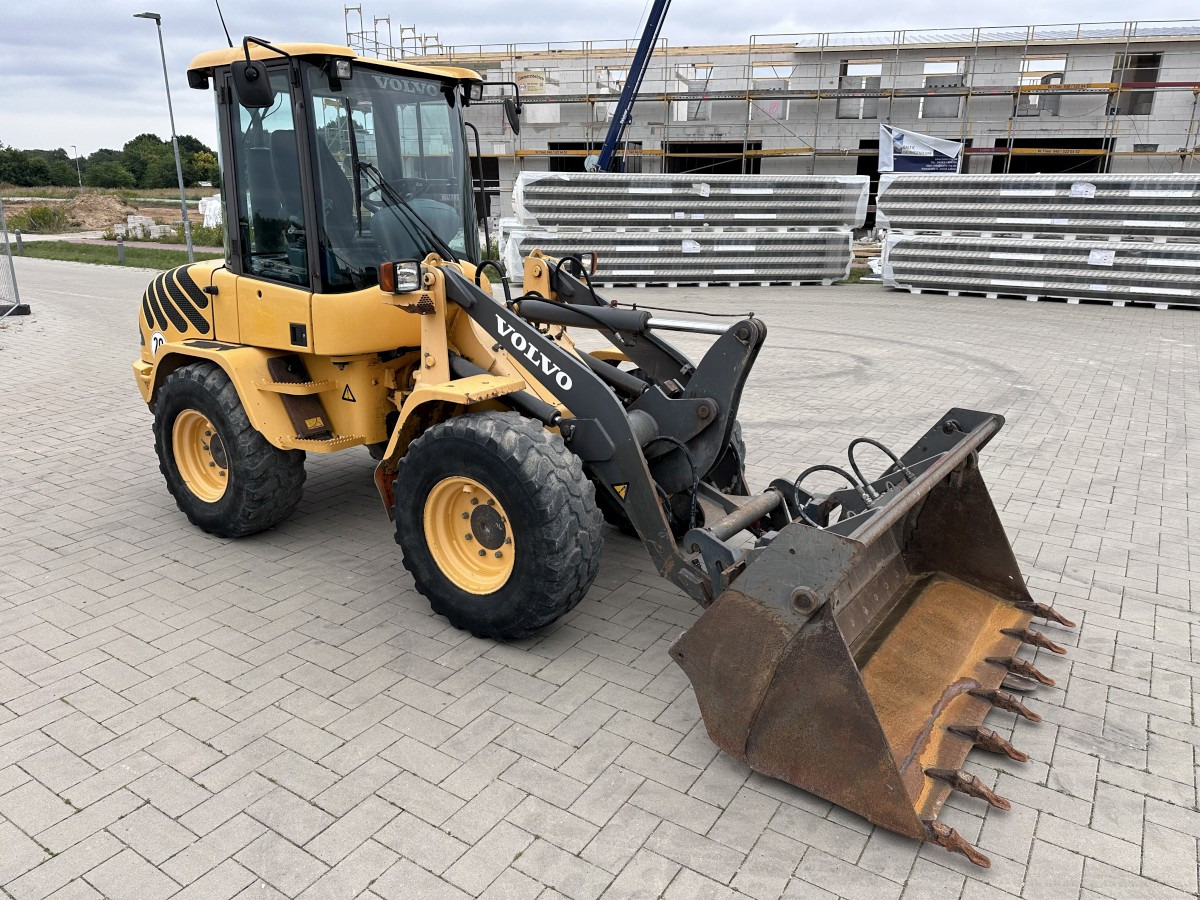 VOLVO L 30 B PRO 3er Kreis Klappschaufel+Palettengabel - Gumikerekes homlokrakodó: 4 kép. VOLVO L 30 B PRO 3er Kreis Klappschaufel+Palettengabel - Gumikerekes homlokrakodó: 4 kép.