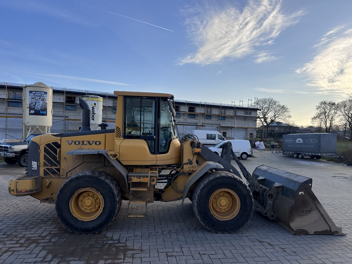 VOLVO L 60 F low Hours Klima Very good Condition - Gumikerekes homlokrakodó: 2 kép. VOLVO L 60 F low Hours Klima Very good Condition - Gumikerekes homlokrakodó: 2 kép.