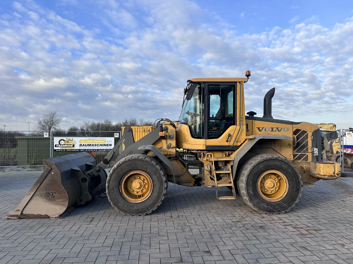 VOLVO L 60 F low Hours Klima Very good Condition - Gumikerekes homlokrakodó: 1 kép. VOLVO L 60 F low Hours Klima Very good Condition - Gumikerekes homlokrakodó: 1 kép.