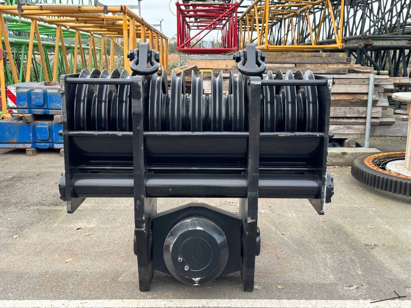 Kobelco CKE 2500 - Rakodódaru - Építőipari gépek: 3 kép. Kobelco CKE 2500 - Rakodódaru - Építőipari gépek: 3 kép.