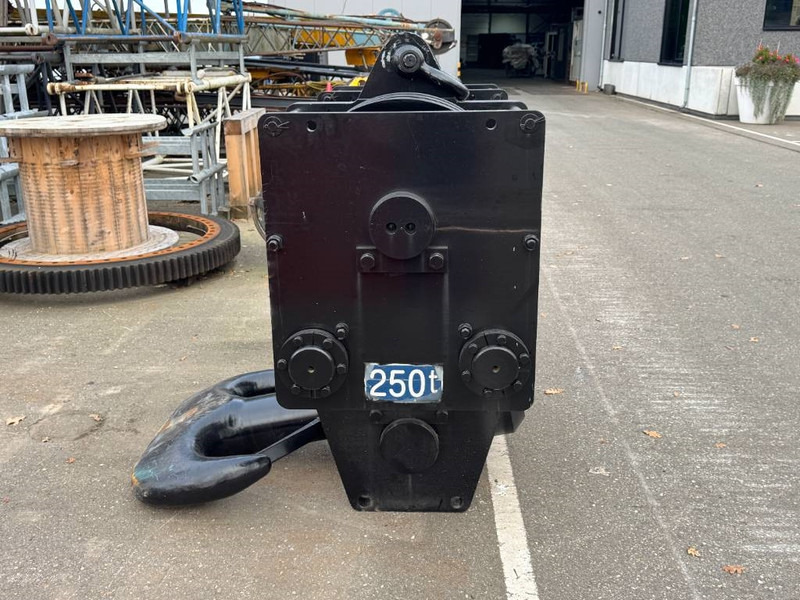 Kobelco CKE 2500 - Rakodódaru - Építőipari gépek: 4 kép. Kobelco CKE 2500 - Rakodódaru - Építőipari gépek: 4 kép.