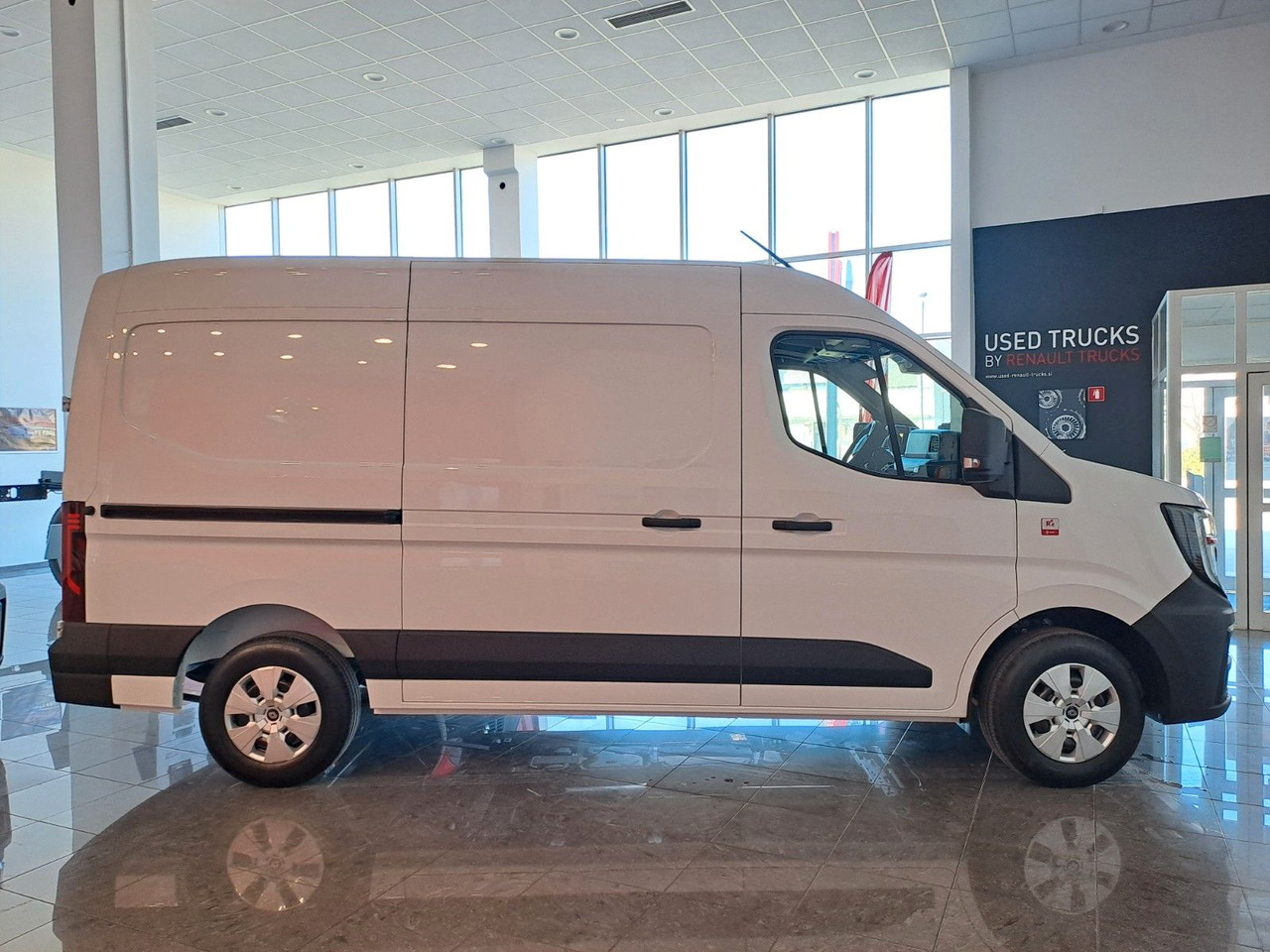 Renault Master L2H2 150 - NAV Klimaaut. Holzb. 270° - Furgon: 3 kép. Renault Master L2H2 150 - NAV Klimaaut. Holzb. 270° - Furgon: 3 kép.