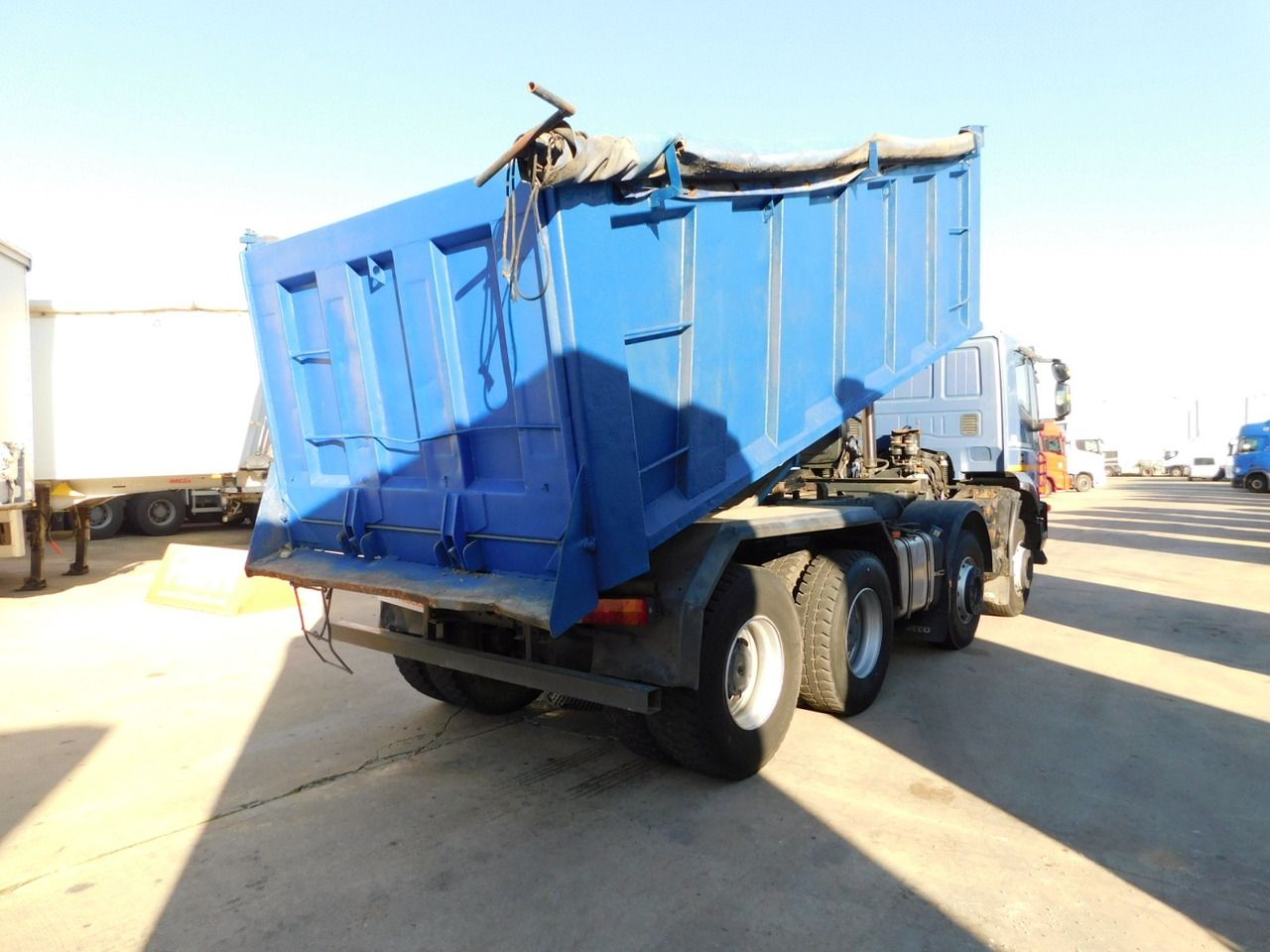 Iveco Trakker ad410t45 - Billenőplatós teherautó: 3 kép. Iveco Trakker ad410t45 - Billenőplatós teherautó: 3 kép.