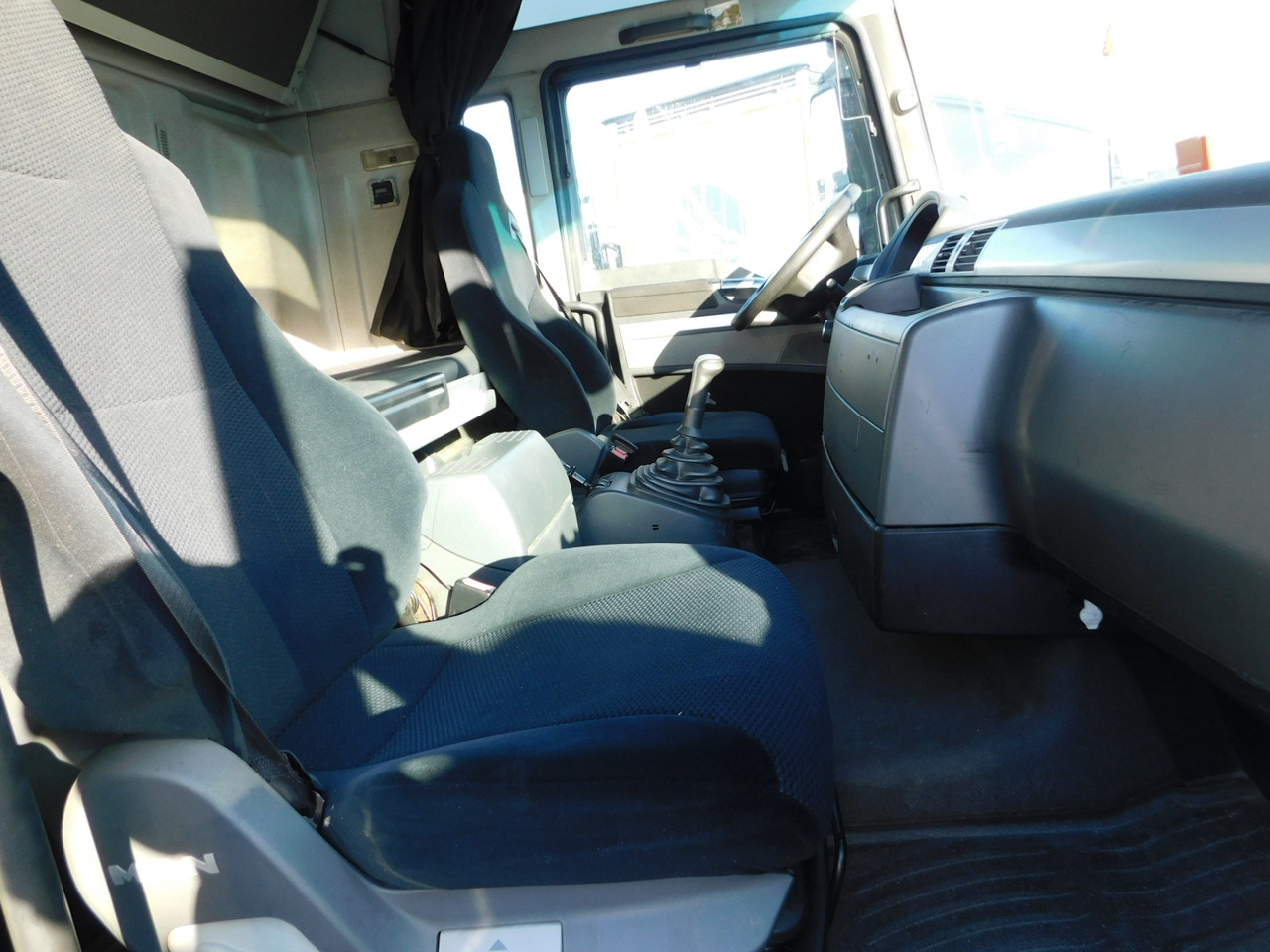 Man Tgx 18440 - Ponyvás teherautó: 5 kép. Man Tgx 18440 - Ponyvás teherautó: 5 kép.