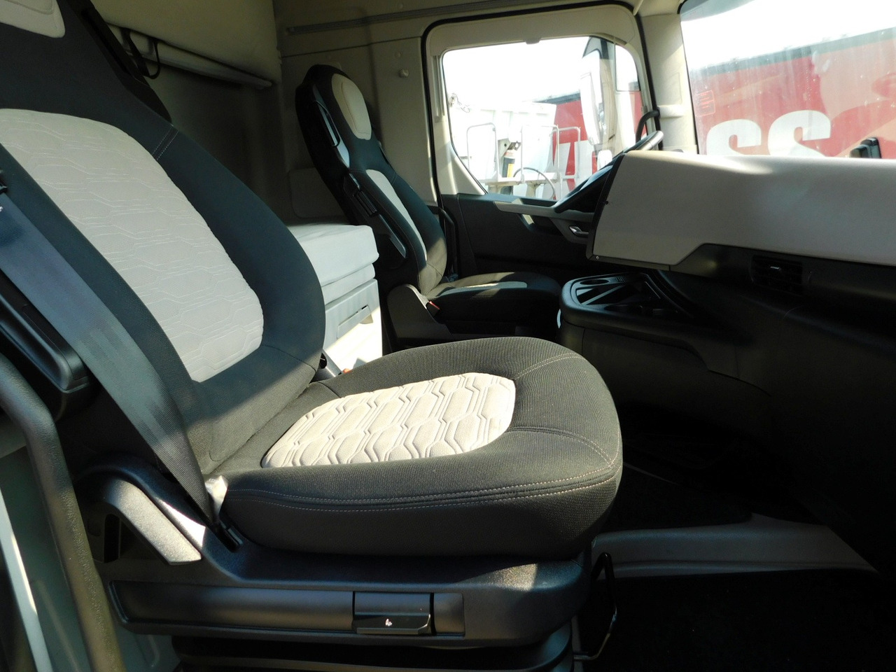 Ford F max 4x2 scab e6 12tx2620 ecotorq - Nyergesvontató: 5 kép. Ford F max 4x2 scab e6 12tx2620 ecotorq - Nyergesvontató: 5 kép.