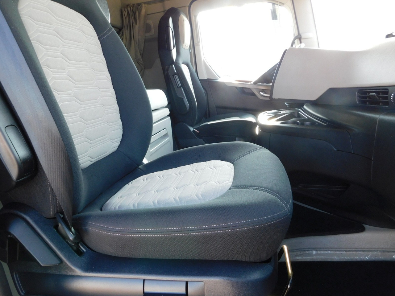 Ford F max 4x2 scab e6 12tx2620 ecotorq - Nyergesvontató: 5 kép. Ford F max 4x2 scab e6 12tx2620 ecotorq - Nyergesvontató: 5 kép.