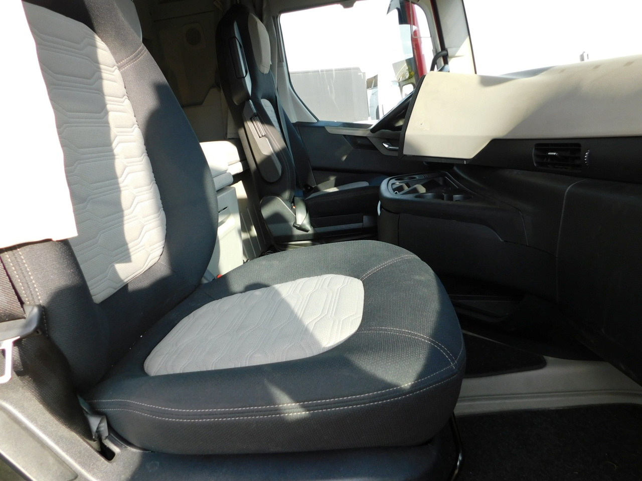 Ford F max ll 4x2 scab e6 12tx2620 - Nyergesvontató: 5 kép. Ford F max ll 4x2 scab e6 12tx2620 - Nyergesvontató: 5 kép.