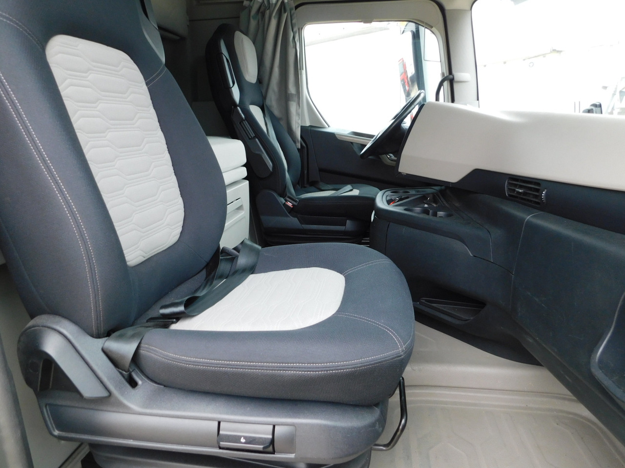 Ford F max ll 4x2 scab e6 12tx2620 - Nyergesvontató: 5 kép. Ford F max ll 4x2 scab e6 12tx2620 - Nyergesvontató: 5 kép.