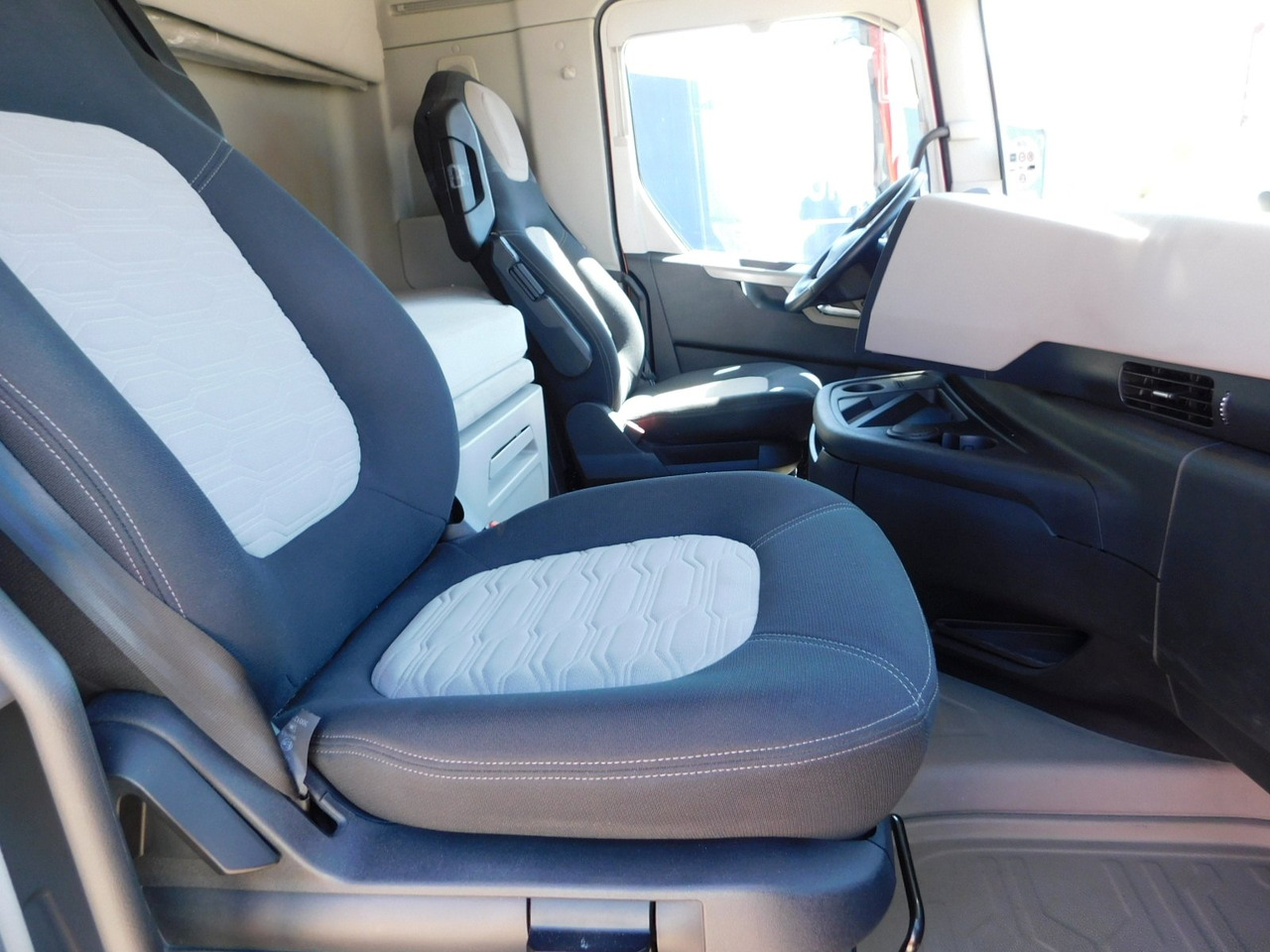 Ford F max ll 4x2 scab e6 12tx2620 - Nyergesvontató: 5 kép. Ford F max ll 4x2 scab e6 12tx2620 - Nyergesvontató: 5 kép.