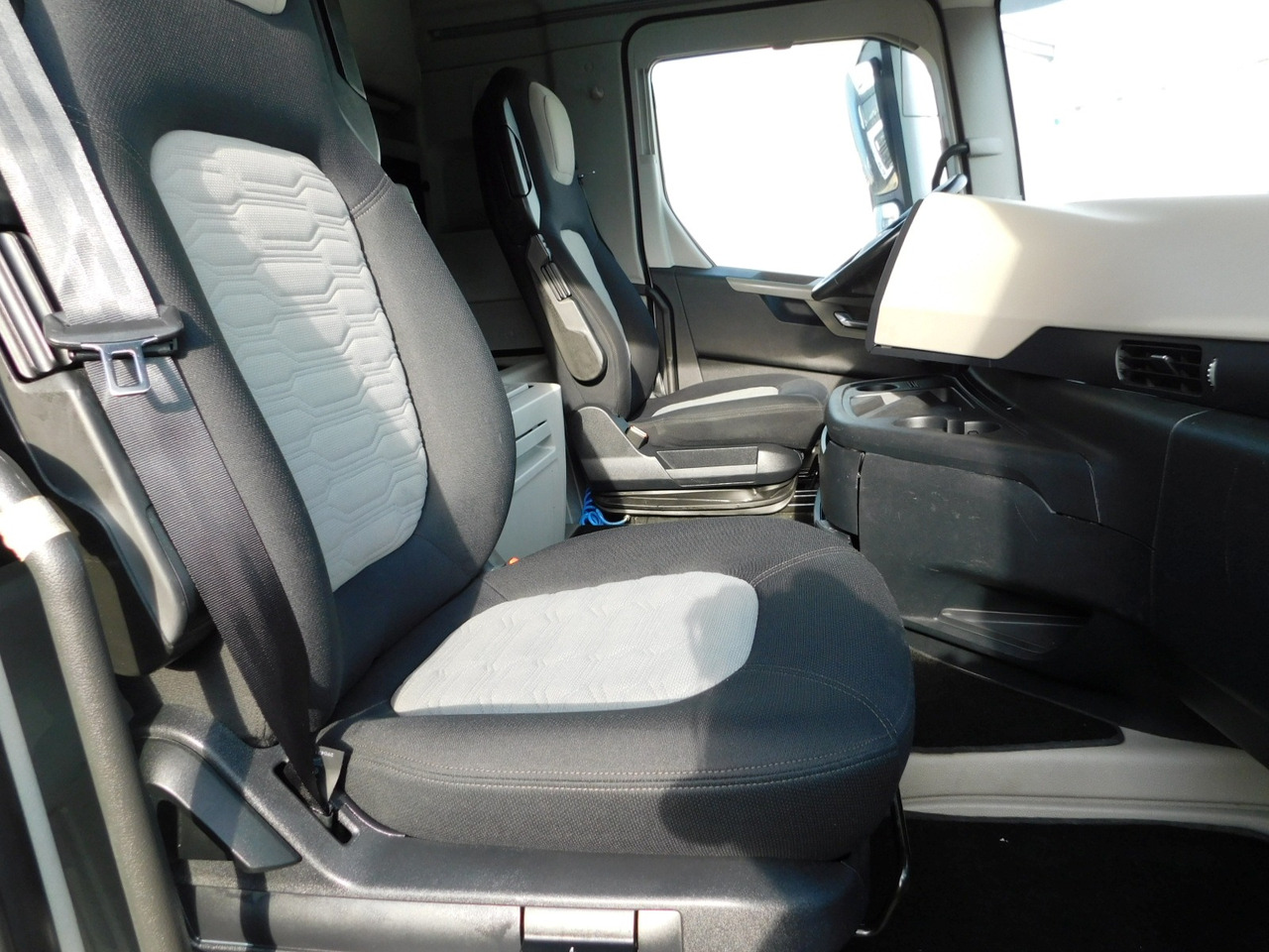 Ford F max ll 4x2 scab e6 12tx2620 - Nyergesvontató: 5 kép. Ford F max ll 4x2 scab e6 12tx2620 - Nyergesvontató: 5 kép.