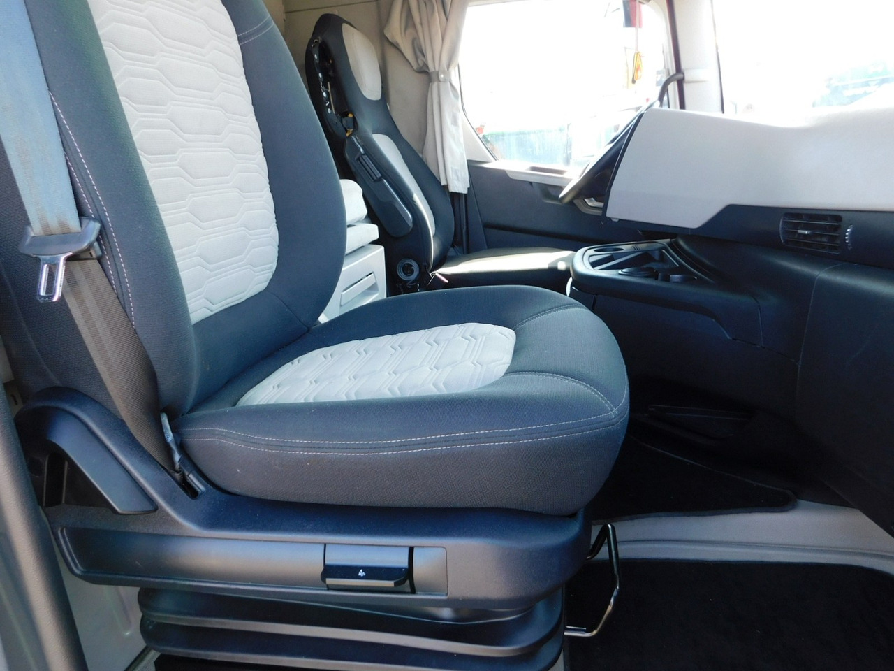 Ford F max ll 4x2 scab e6 12tx2620 - Nyergesvontató: 5 kép. Ford F max ll 4x2 scab e6 12tx2620 - Nyergesvontató: 5 kép.