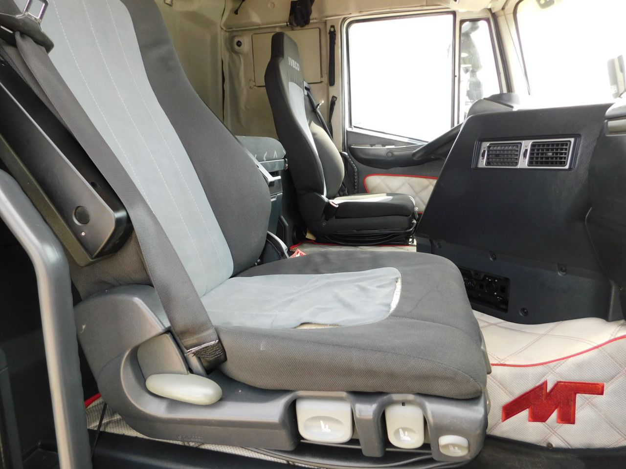 Iveco As440s50t - Nyergesvontató: 5 kép. Iveco As440s50t - Nyergesvontató: 5 kép.