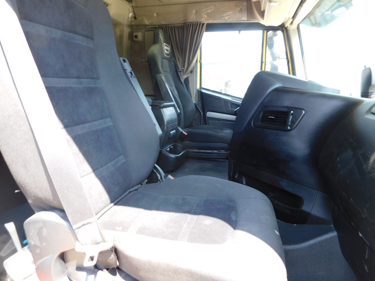 Iveco As440stp - Nyergesvontató: 5 kép. Iveco As440stp - Nyergesvontató: 5 kép.