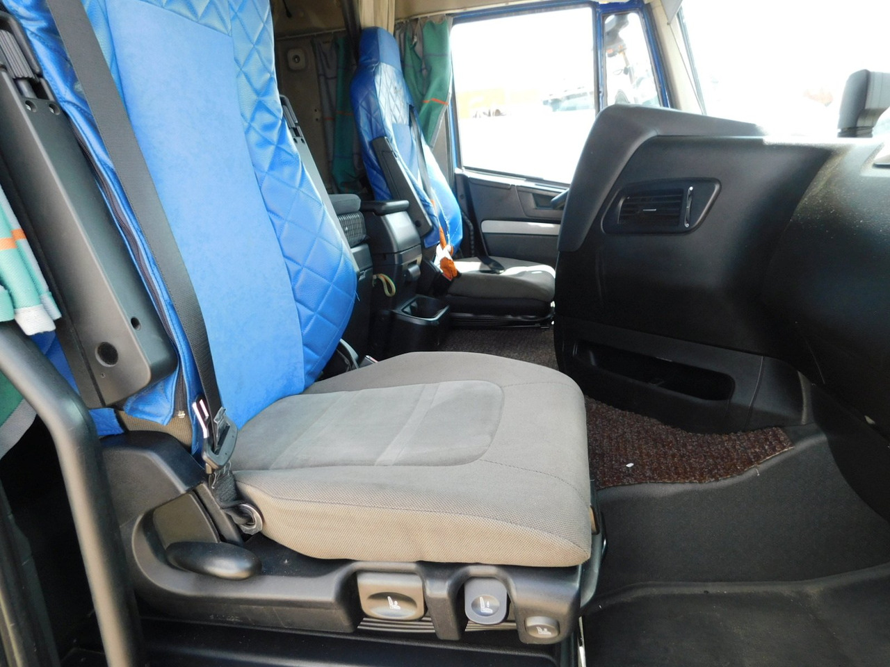 Iveco As440tp - Nyergesvontató: 5 kép. Iveco As440tp - Nyergesvontató: 5 kép.