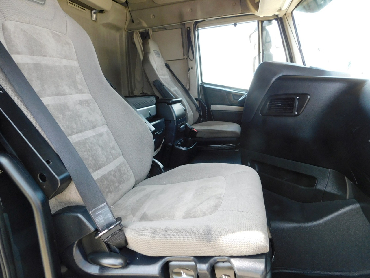 Iveco As440tp - Nyergesvontató: 5 kép. Iveco As440tp - Nyergesvontató: 5 kép.