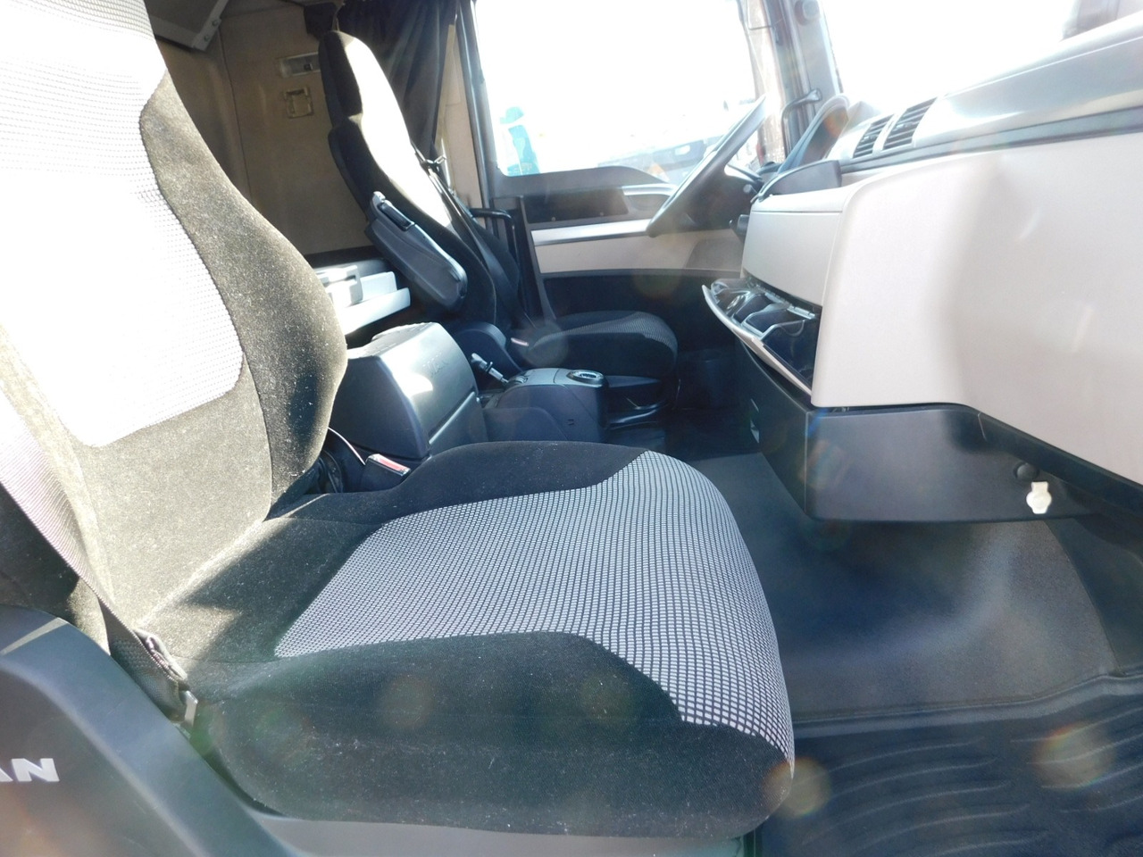 Man Tgx 18460 - Nyergesvontató: 5 kép. Man Tgx 18460 - Nyergesvontató: 5 kép.