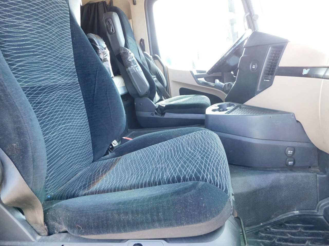 Mercedes Actros 1842 - Nyergesvontató: 5 kép. Mercedes Actros 1842 - Nyergesvontató: 5 kép.