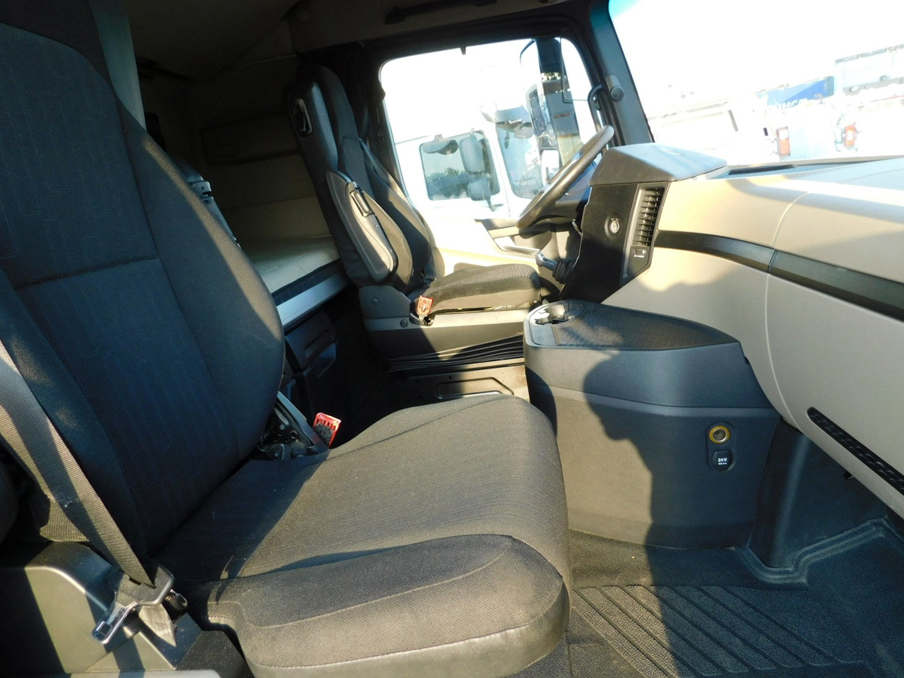 Mercedes Actros - Nyergesvontató: 5 kép. Mercedes Actros - Nyergesvontató: 5 kép.