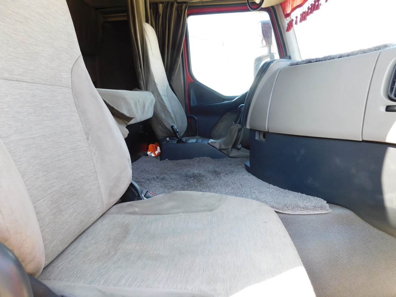 Renault Premium 410dxi - Nyergesvontató: 5 kép. Renault Premium 410dxi - Nyergesvontató: 5 kép.