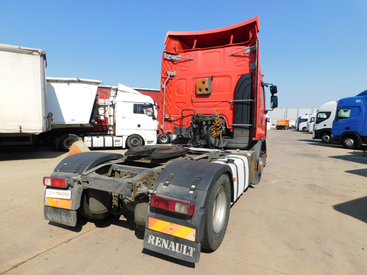 Renault Premium 410dxi - Nyergesvontató: 3 kép. Renault Premium 410dxi - Nyergesvontató: 3 kép.