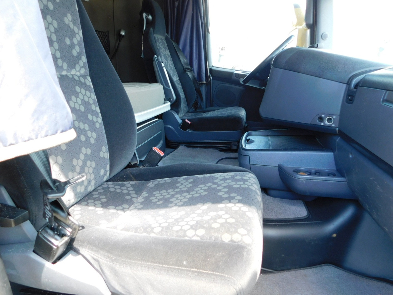 Scania R450 - Nyergesvontató: 5 kép. Scania R450 - Nyergesvontató: 5 kép.