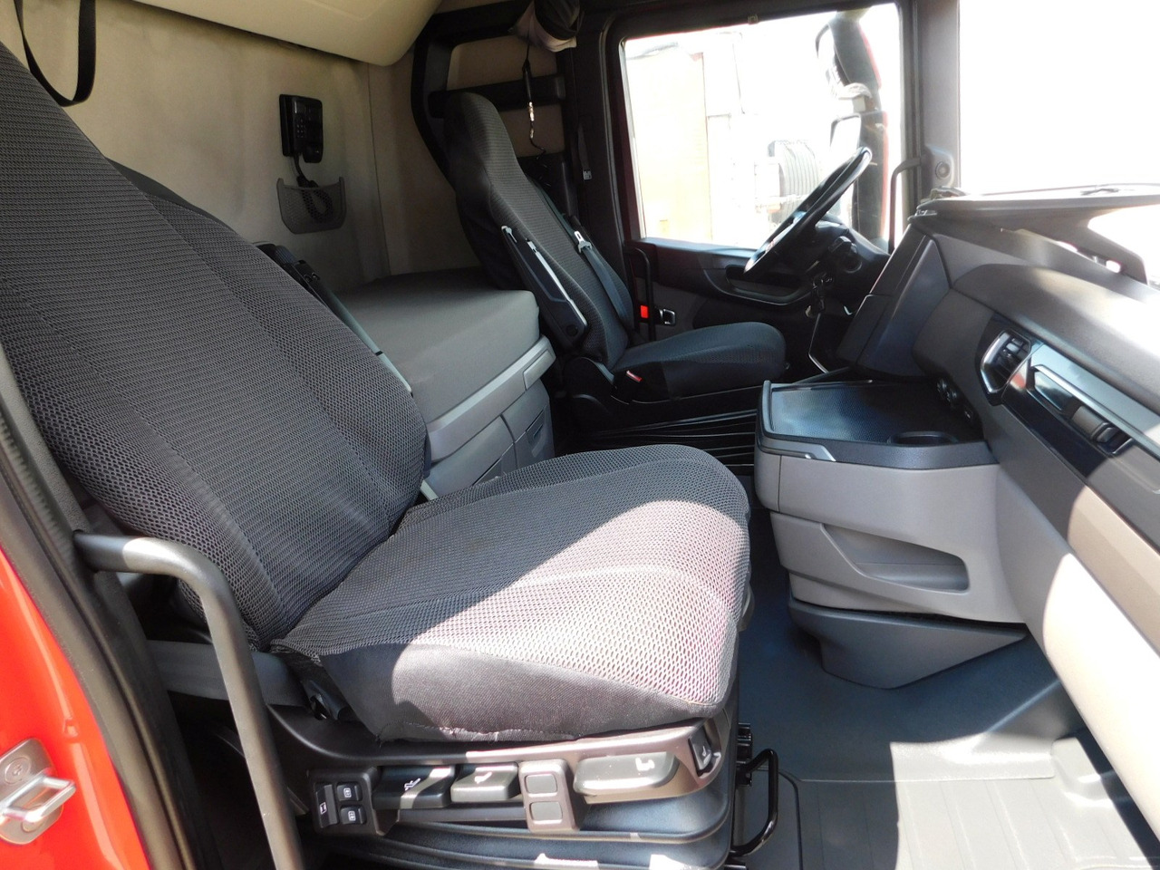 Scania S450 - Nyergesvontató: 5 kép. Scania S450 - Nyergesvontató: 5 kép.