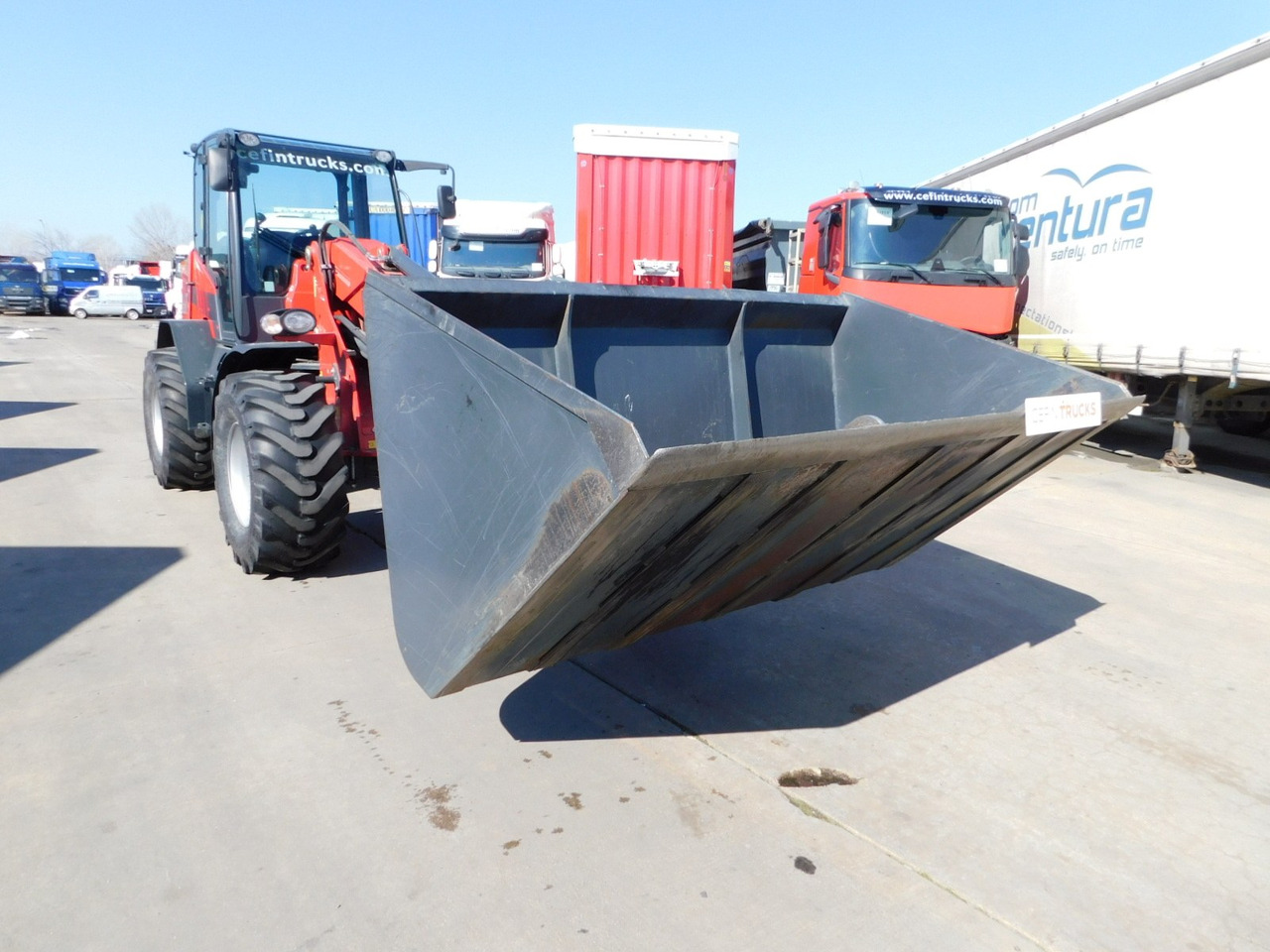 Schaffer t8620 - Gumikerekes homlokrakodó: 2 kép. Schaffer t8620 - Gumikerekes homlokrakodó: 2 kép.