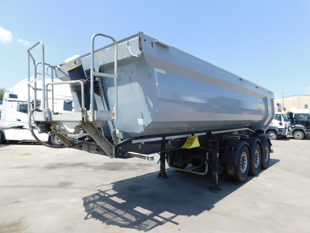 Schwarzmuller K serie sk - Félpótkocsi billenőplatós: 1 kép. Schwarzmuller K serie sk - Félpótkocsi billenőplatós: 1 kép.