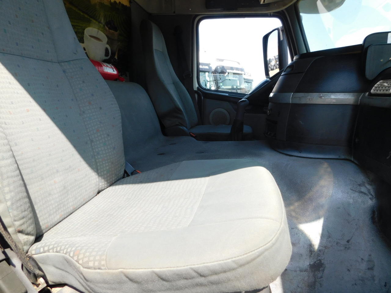 Volvo Fm 12 - Billenőplatós teherautó: 5 kép. Volvo Fm 12 - Billenőplatós teherautó: 5 kép.