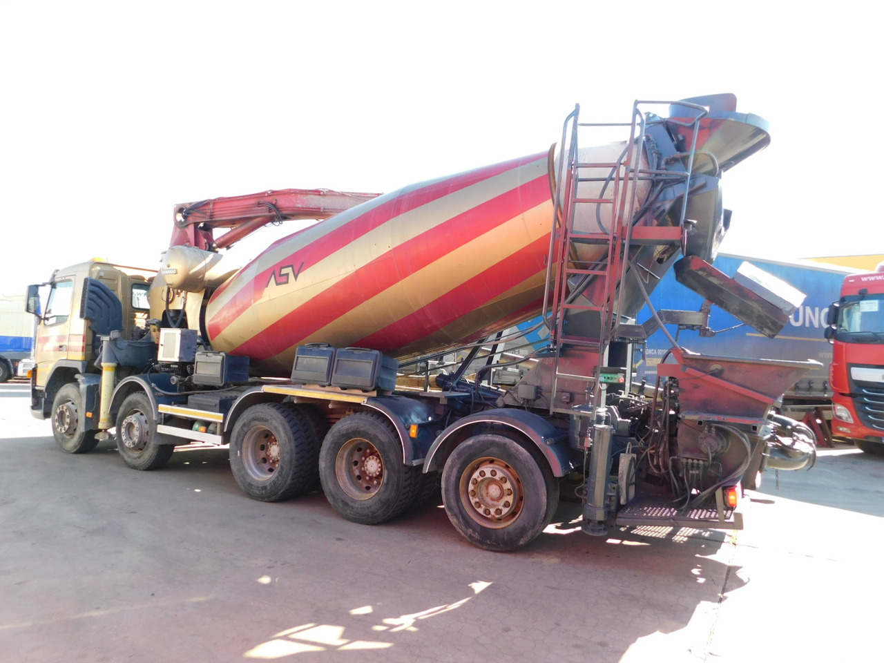 Volvo Pompa de beton cu mixer fm 9 - Betonmixer: 4 kép. Volvo Pompa de beton cu mixer fm 9 - Betonmixer: 4 kép.