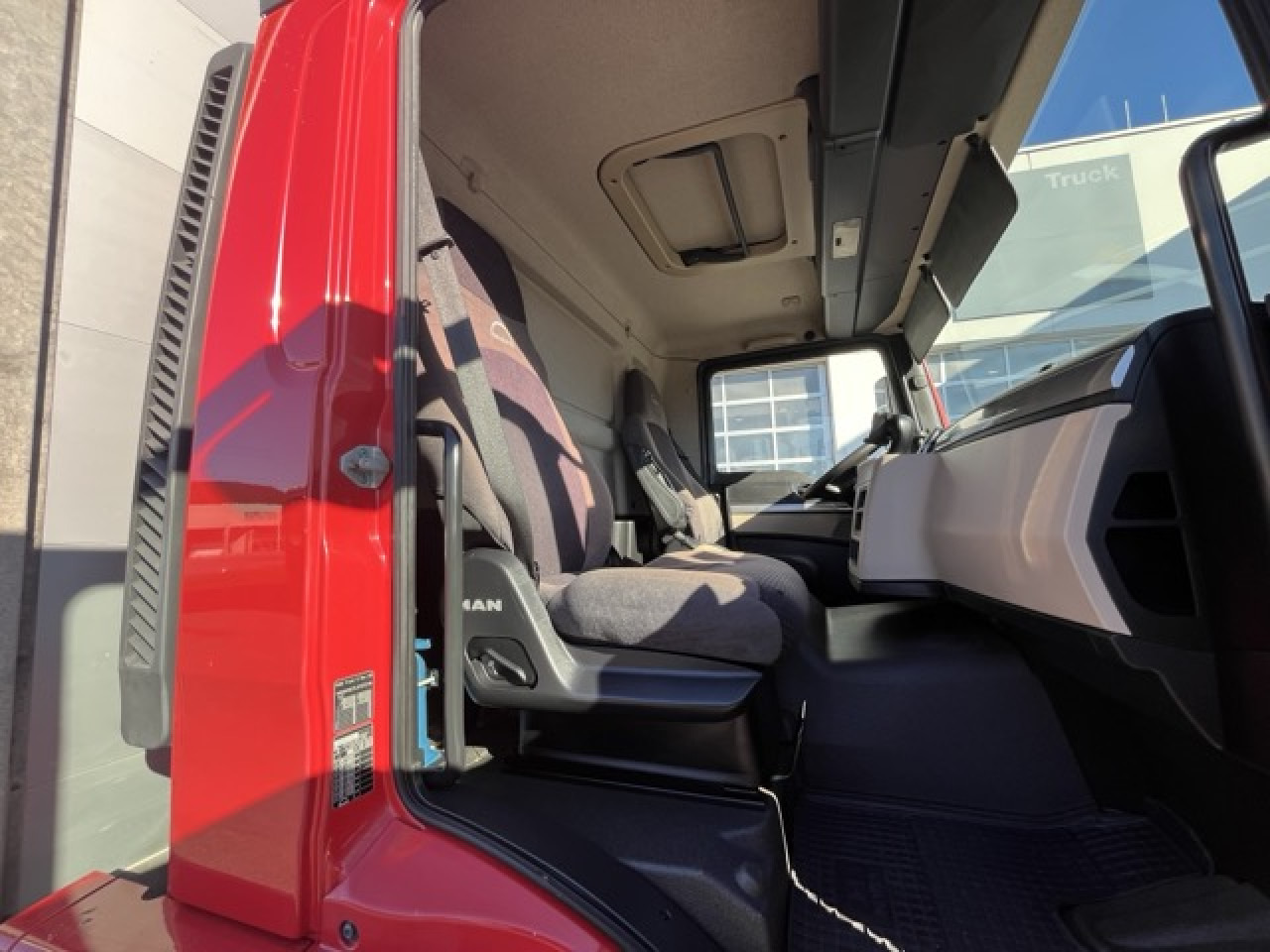 MAN TGM 18.320 4x2 BL Durchladbar - mit Tandemhänger - Ponyvás teherautó: 5 kép. MAN TGM 18.320 4x2 BL Durchladbar - mit Tandemhänger - Ponyvás teherautó: 5 kép.