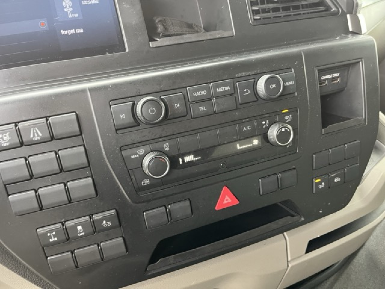 MAN TGS 26.360 6x2-4 LL Euro6 Klima AHK Luftfeder - Alvaz teherautó: 4 kép. MAN TGS 26.360 6x2-4 LL Euro6 Klima AHK Luftfeder - Alvaz teherautó: 4 kép.