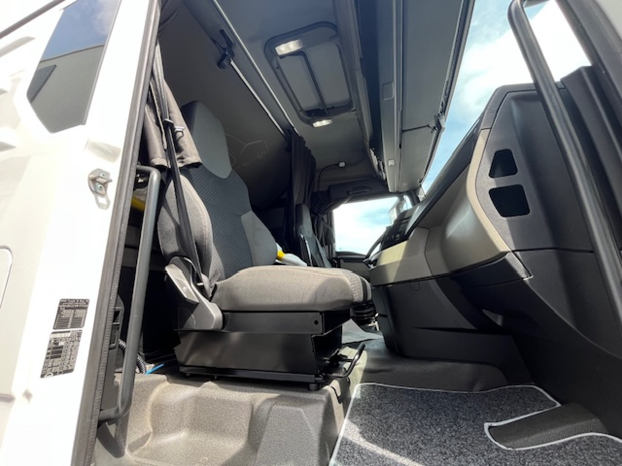 MAN 18.510 4x2 BL SA Kompressor - Kippyhdraulik - ADR - Nyergesvontató: 5 kép. MAN 18.510 4x2 BL SA Kompressor - Kippyhdraulik - ADR - Nyergesvontató: 5 kép.