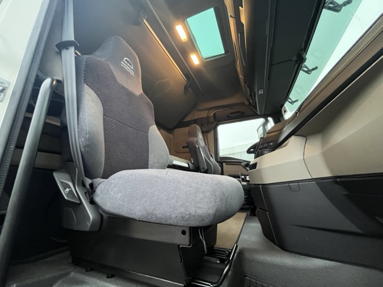 MAN TGX 18.470 4x2 BLS Euro6 Retarder Klima Luftfeder - Nyergesvontató: 2 kép. MAN TGX 18.470 4x2 BLS Euro6 Retarder Klima Luftfeder - Nyergesvontató: 2 kép.