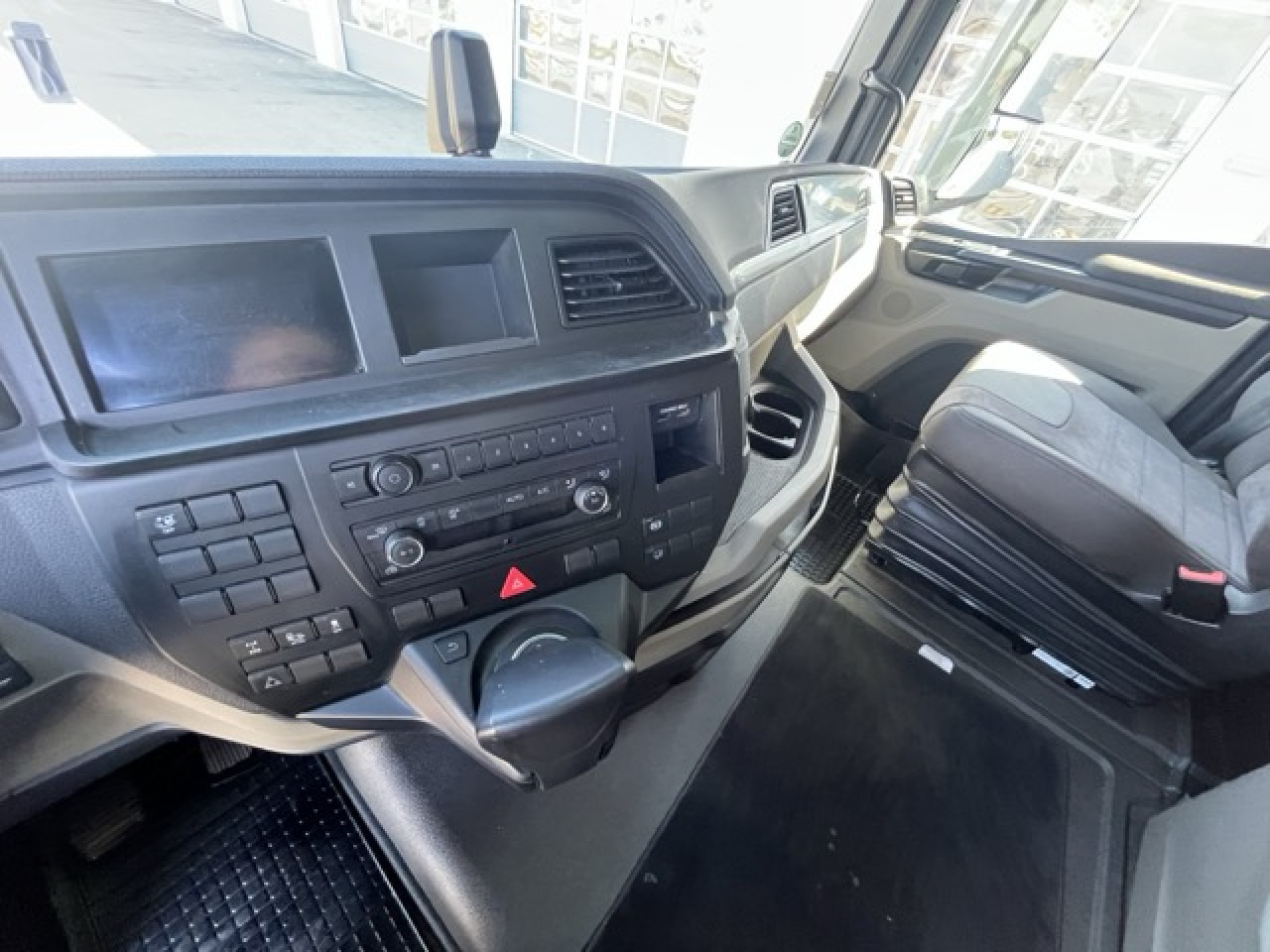 MAN TGX 18.510 4x2 BL-SA Euro6 Intarder Klima - Nyergesvontató: 2 kép. MAN TGX 18.510 4x2 BL-SA Euro6 Intarder Klima - Nyergesvontató: 2 kép.