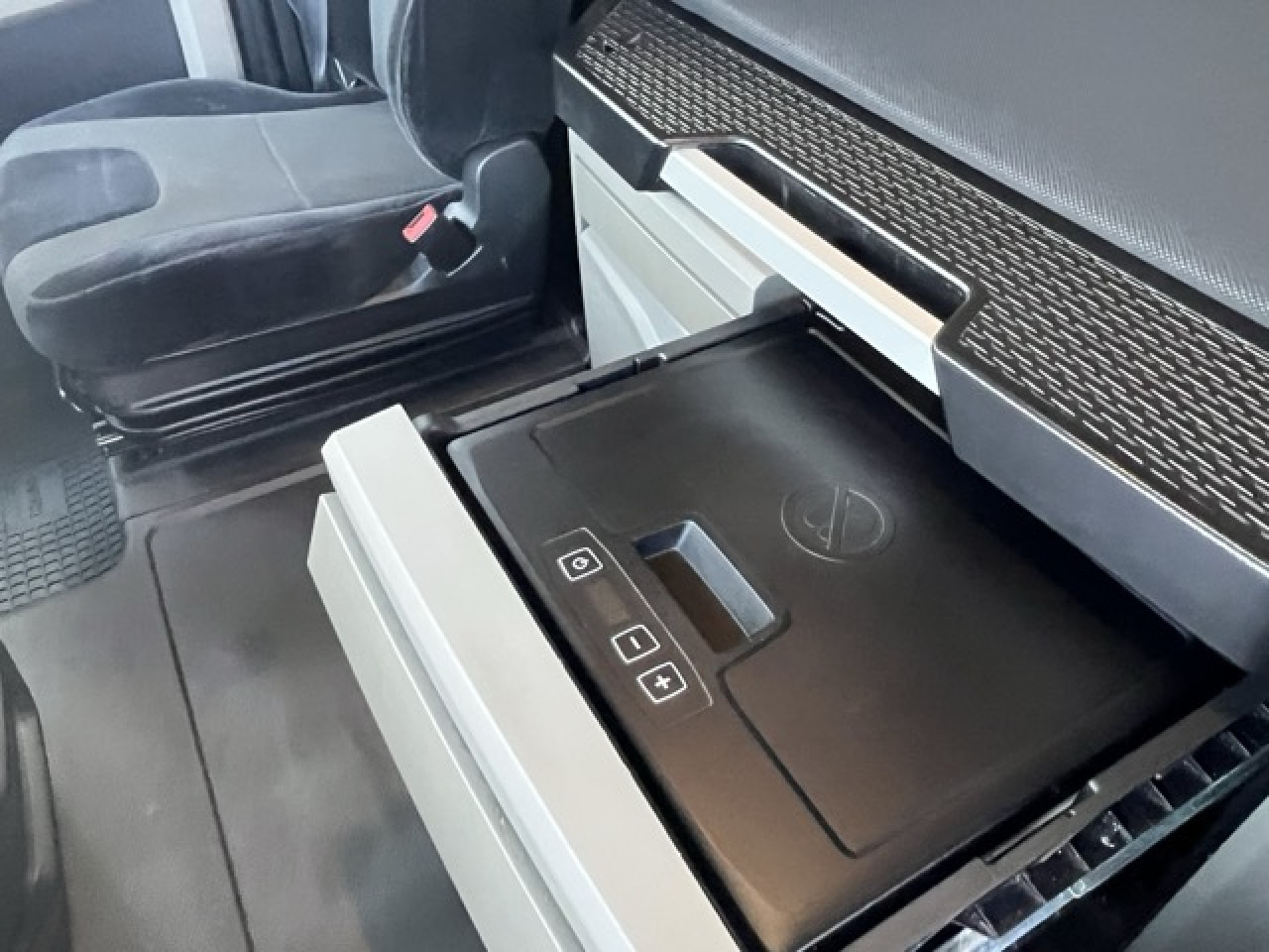 MAN TGX 18.510 4x2 BL SA Euro6 Retarder Klima ZV - Nyergesvontató: 4 kép. MAN TGX 18.510 4x2 BL SA Euro6 Retarder Klima ZV - Nyergesvontató: 4 kép.