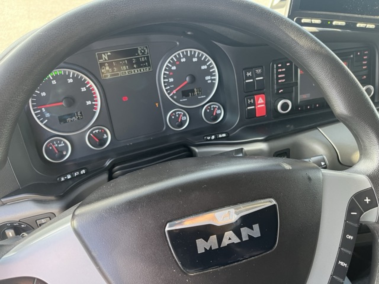 MAN TGX 26.480 6x4 BLS Euro6 Intarder Klima Luftfeder - Nyergesvontató: 3 kép. MAN TGX 26.480 6x4 BLS Euro6 Intarder Klima Luftfeder - Nyergesvontató: 3 kép.