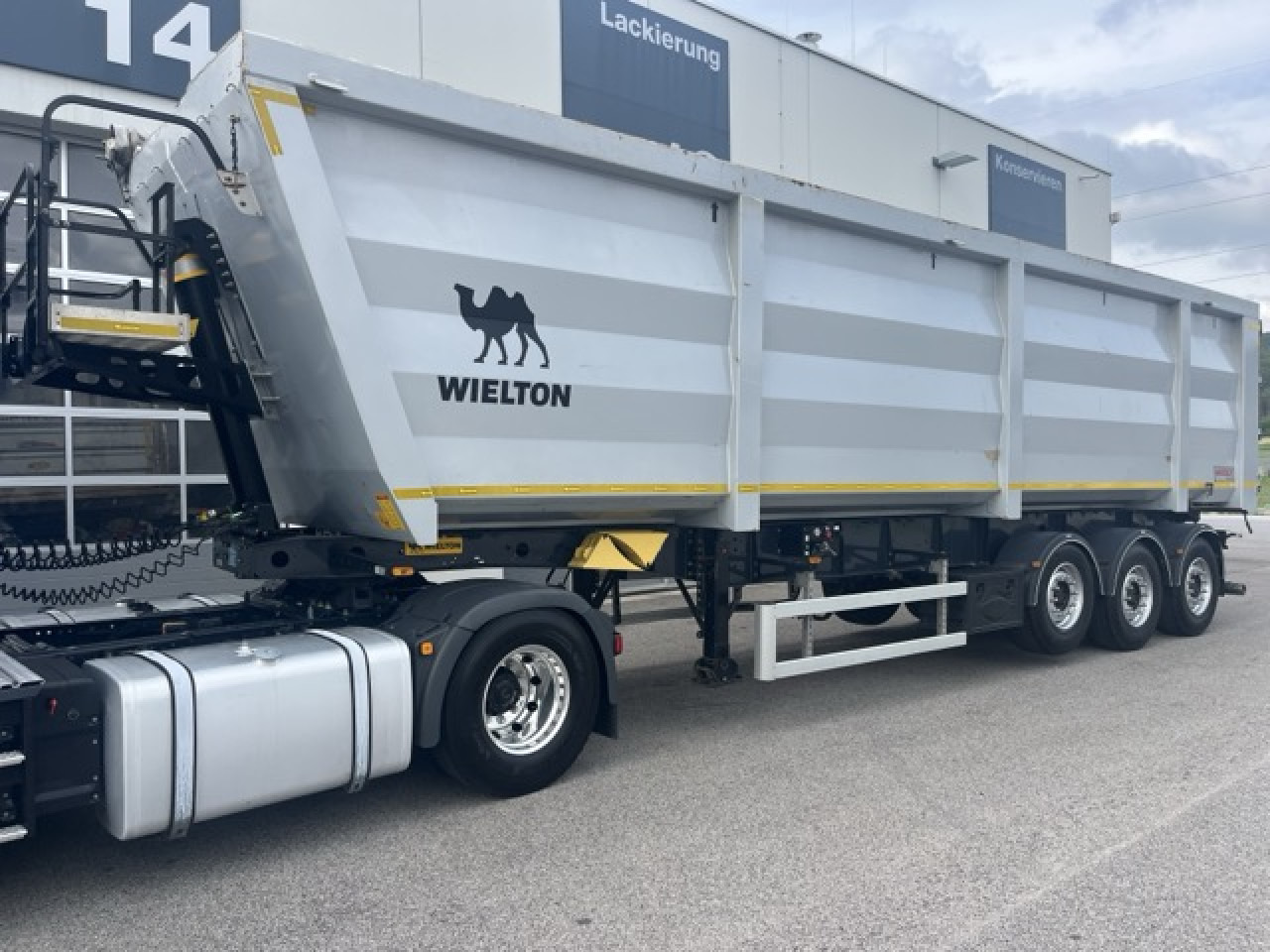 WIELTON SCRAP MASTER 55cbm SCHROTTMULDE - Félpótkocsi billenőplatós: 1 kép. WIELTON SCRAP MASTER 55cbm SCHROTTMULDE - Félpótkocsi billenőplatós: 1 kép.