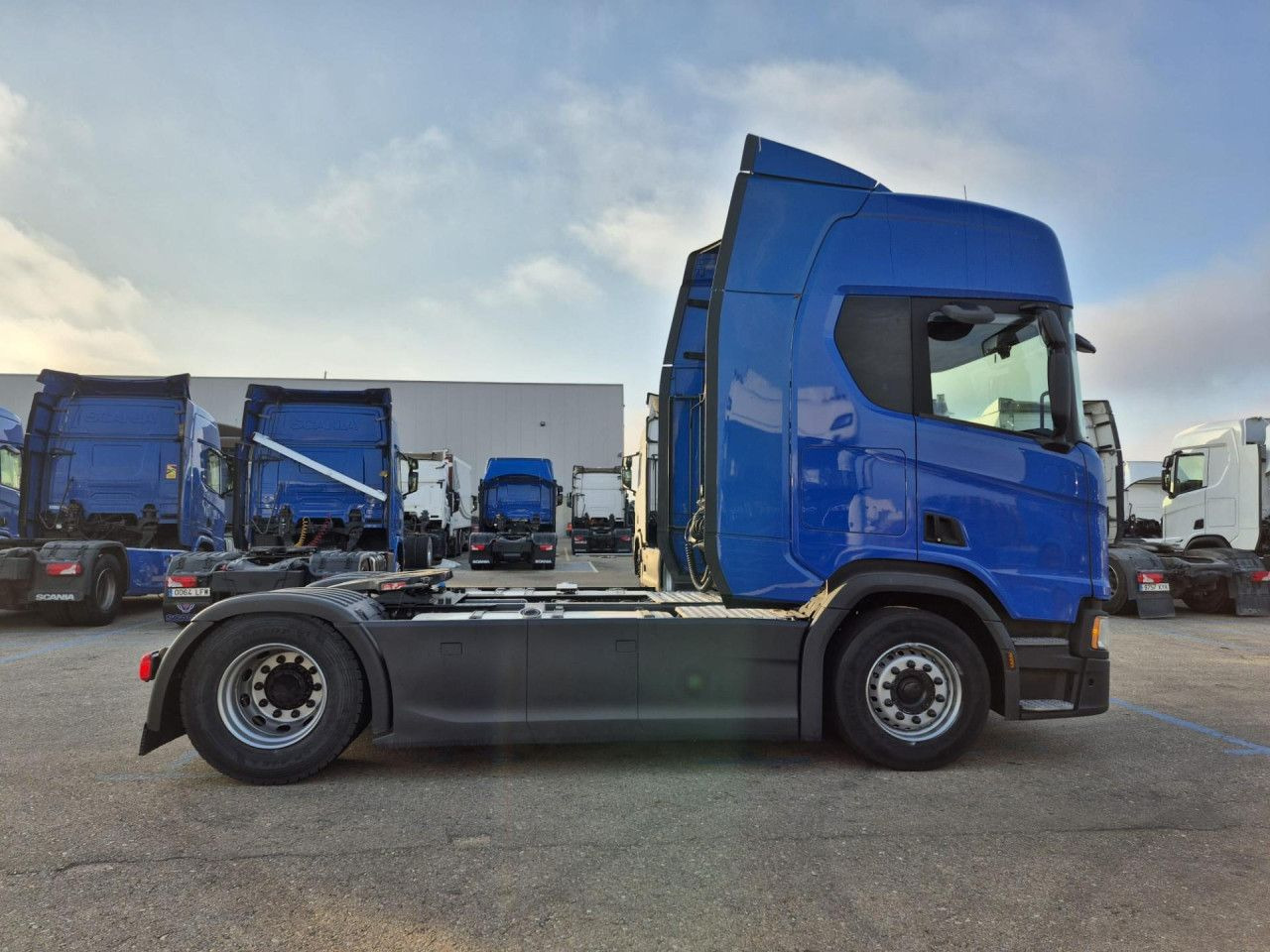 Scania R 450 - Nyergesvontató: 2 kép. Scania R 450 - Nyergesvontató: 2 kép.