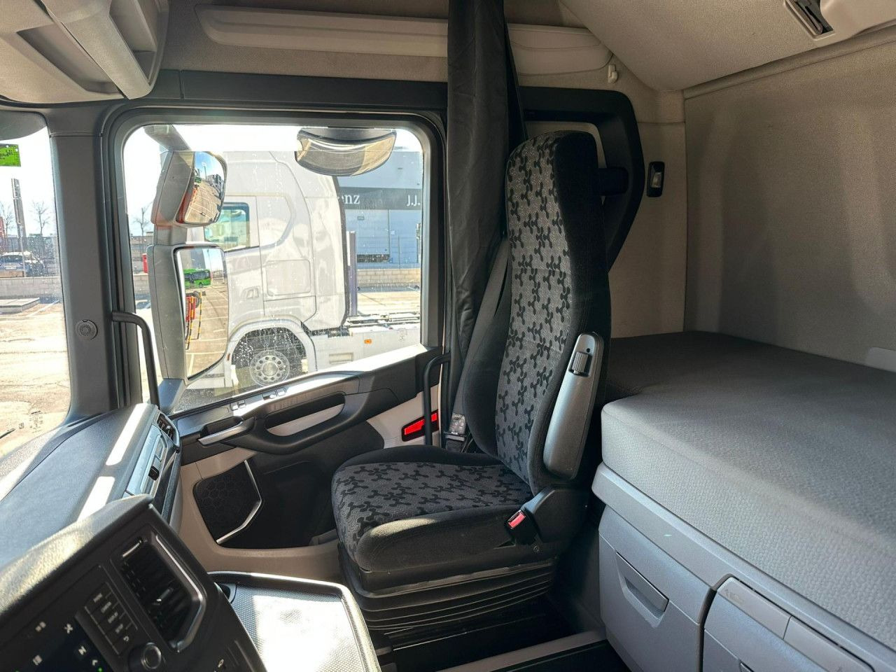 Scania R 450 - Nyergesvontató: 3 kép. Scania R 450 - Nyergesvontató: 3 kép.
