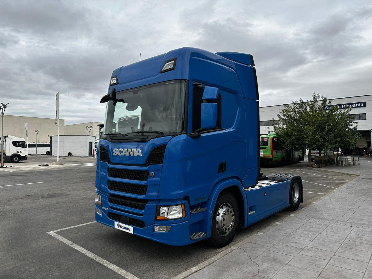 Scania R 450 - Nyergesvontató: 2 kép. Scania R 450 - Nyergesvontató: 2 kép.