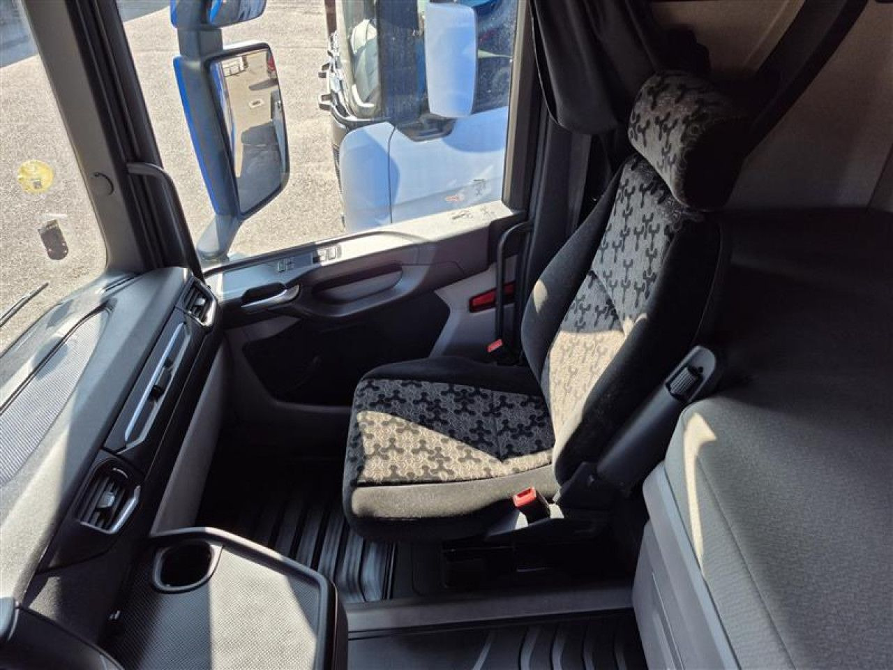 Scania R 450 - Nyergesvontató: 5 kép. Scania R 450 - Nyergesvontató: 5 kép.