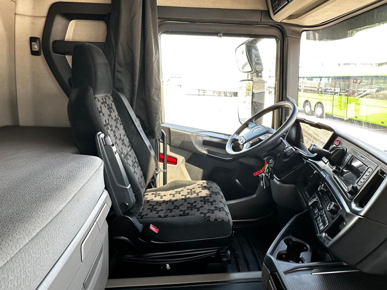 Scania R 450 - Nyergesvontató: 5 kép. Scania R 450 - Nyergesvontató: 5 kép.